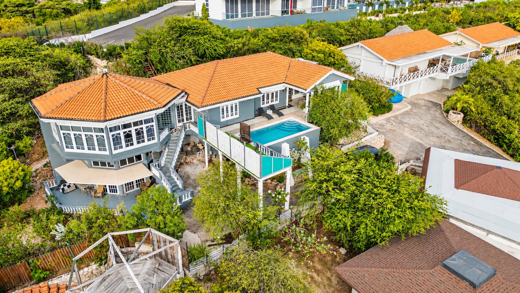 Villa met zeezicht, zwembad en 2 appartementen in Piscadera