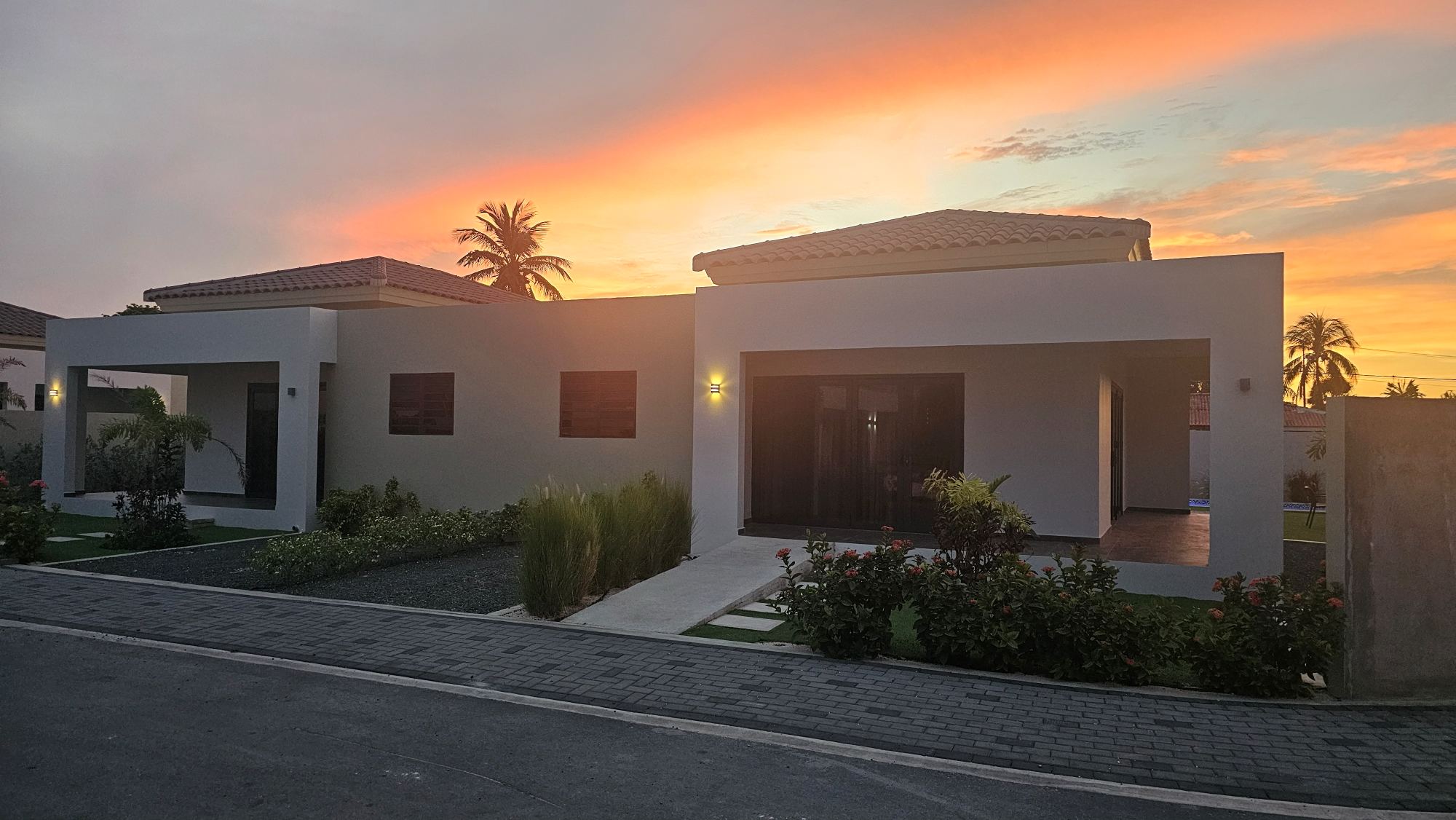 Woning op Curaçao bij zonsondergang