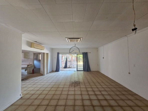 Ontwikkelingsperceel te koop in Popo, Curaçao, met bestaande objecten die gerenoveerd of gesloopt moeten worden. Een uitstekende kans voor investeerders en ontwikkelaars om een nieuw project te realiseren in een opkomende omgeving.
