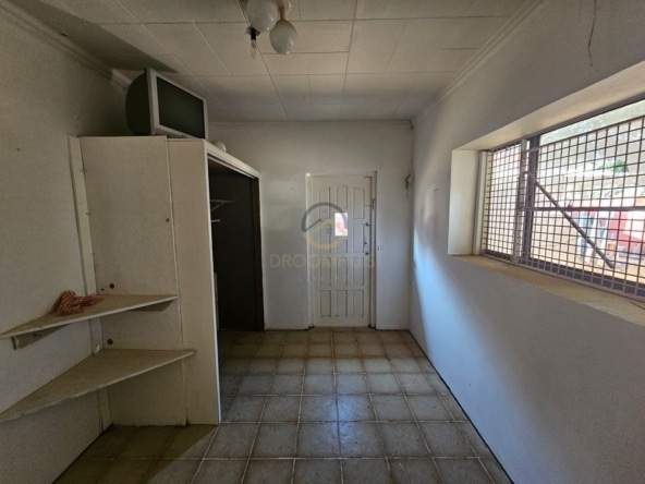 Ontwikkelingsperceel te koop in Popo, Curaçao, met bestaande objecten die gerenoveerd of gesloopt moeten worden. Een uitstekende kans voor investeerders en ontwikkelaars om een nieuw project te realiseren in een opkomende omgeving.
