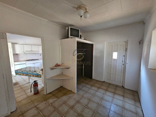 Ontwikkelingsperceel te koop in Popo, Curaçao, met bestaande objecten die gerenoveerd of gesloopt moeten worden. Een uitstekende kans voor investeerders en ontwikkelaars om een nieuw project te realiseren in een opkomende omgeving.