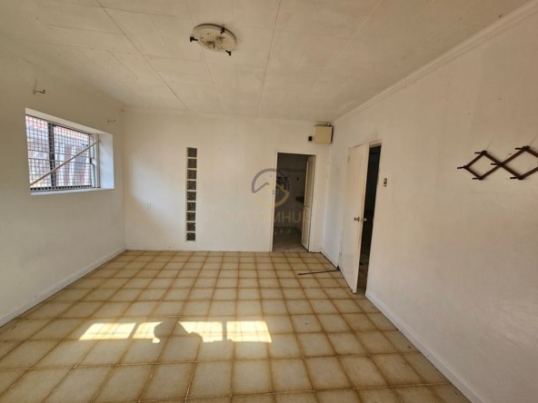 Ontwikkelingsperceel te koop in Popo, Curaçao, met bestaande objecten die gerenoveerd of gesloopt moeten worden. Een uitstekende kans voor investeerders en ontwikkelaars om een nieuw project te realiseren in een opkomende omgeving.