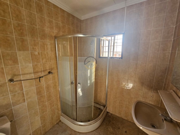 Ontwikkelingsperceel te koop in Popo, Curaçao, met bestaande objecten die gerenoveerd of gesloopt moeten worden. Een uitstekende kans voor investeerders en ontwikkelaars om een nieuw project te realiseren in een opkomende omgeving.