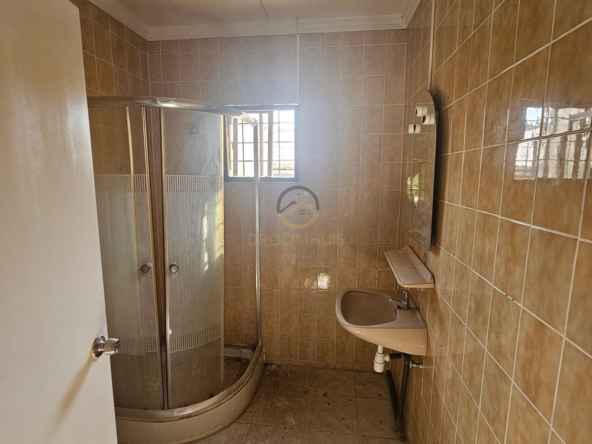 Ontwikkelingsperceel te koop in Popo, Curaçao, met bestaande objecten die gerenoveerd of gesloopt moeten worden. Een uitstekende kans voor investeerders en ontwikkelaars om een nieuw project te realiseren in een opkomende omgeving.