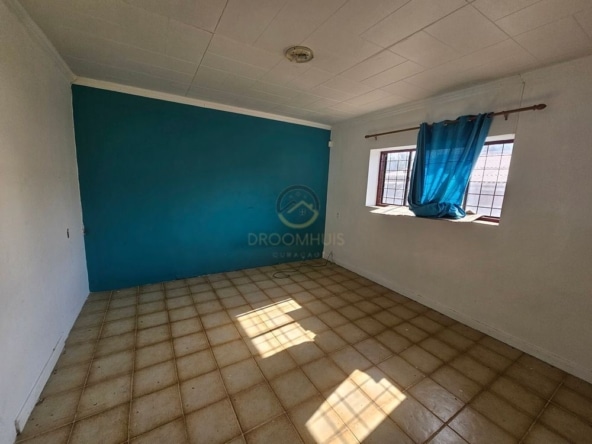 Ontwikkelingsperceel te koop in Popo, Curaçao, met bestaande objecten die gerenoveerd of gesloopt moeten worden. Een uitstekende kans voor investeerders en ontwikkelaars om een nieuw project te realiseren in een opkomende omgeving.