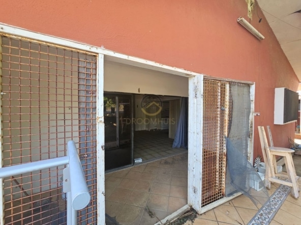Ontwikkelingsperceel te koop in Popo, Curaçao, met bestaande objecten die gerenoveerd of gesloopt moeten worden. Een uitstekende kans voor investeerders en ontwikkelaars om een nieuw project te realiseren in een opkomende omgeving.