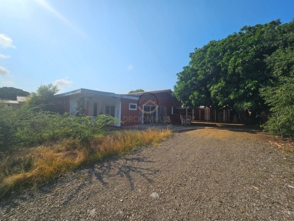 Ontwikkelingsperceel te koop in Popo, Curaçao, met bestaande objecten die gerenoveerd of gesloopt moeten worden. Een uitstekende kans voor investeerders en ontwikkelaars om een nieuw project te realiseren in een opkomende omgeving.
