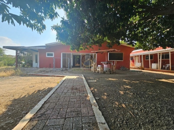 Ontwikkelingsperceel te koop in Popo, Curaçao, met bestaande objecten die gerenoveerd of gesloopt moeten worden. Een uitstekende kans voor investeerders en ontwikkelaars om een nieuw project te realiseren in een opkomende omgeving.