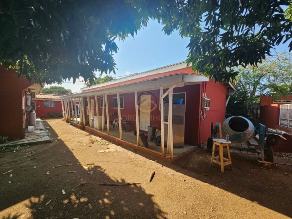 Ontwikkelingsperceel te koop in Popo, Curaçao, met bestaande objecten die gerenoveerd of gesloopt moeten worden. Een uitstekende kans voor investeerders en ontwikkelaars om een nieuw project te realiseren in een opkomende omgeving.