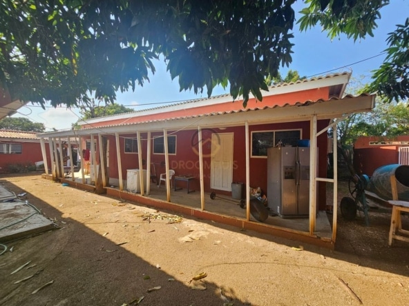 Ontwikkelingsperceel te koop in Popo, Curaçao, met bestaande objecten die gerenoveerd of gesloopt moeten worden. Een uitstekende kans voor investeerders en ontwikkelaars om een nieuw project te realiseren in een opkomende omgeving.