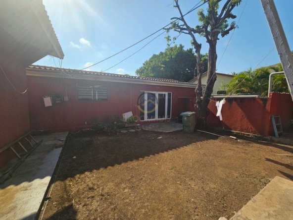 Ontwikkelingsperceel te koop in Popo, Curaçao, met bestaande objecten die gerenoveerd of gesloopt moeten worden. Een uitstekende kans voor investeerders en ontwikkelaars om een nieuw project te realiseren in een opkomende omgeving.