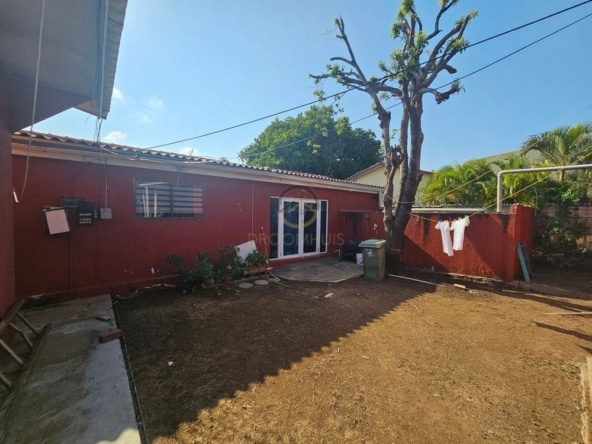 Ontwikkelingsperceel te koop in Popo, Curaçao, met bestaande objecten die gerenoveerd of gesloopt moeten worden. Een uitstekende kans voor investeerders en ontwikkelaars om een nieuw project te realiseren in een opkomende omgeving.