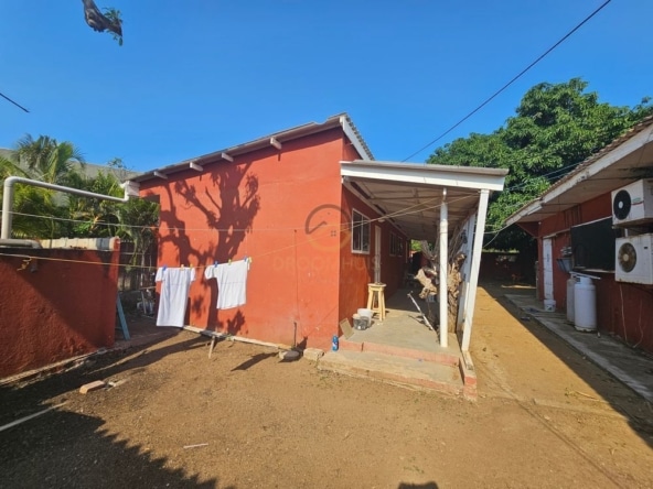 Ontwikkelingsperceel te koop in Popo, Curaçao, met bestaande objecten die gerenoveerd of gesloopt moeten worden. Een uitstekende kans voor investeerders en ontwikkelaars om een nieuw project te realiseren in een opkomende omgeving.