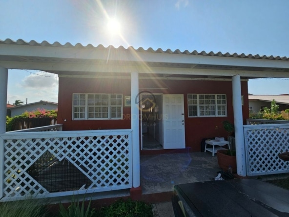 Ontwikkelingsperceel te koop in Popo, Curaçao, met bestaande objecten die gerenoveerd of gesloopt moeten worden. Een uitstekende kans voor investeerders en ontwikkelaars om een nieuw project te realiseren in een opkomende omgeving.