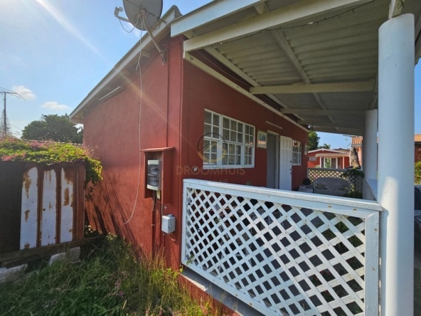 Ontwikkelingsperceel te koop in Popo, Curaçao, met bestaande objecten die gerenoveerd of gesloopt moeten worden. Een uitstekende kans voor investeerders en ontwikkelaars om een nieuw project te realiseren in een opkomende omgeving.