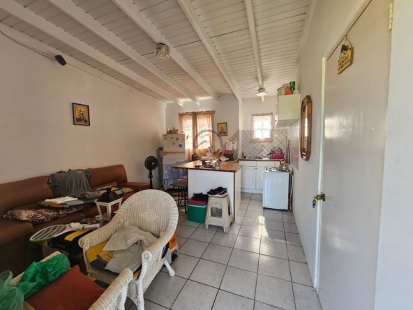 Ontwikkelingsperceel te koop in Popo, Curaçao, met bestaande objecten die gerenoveerd of gesloopt moeten worden. Een uitstekende kans voor investeerders en ontwikkelaars om een nieuw project te realiseren in een opkomende omgeving.