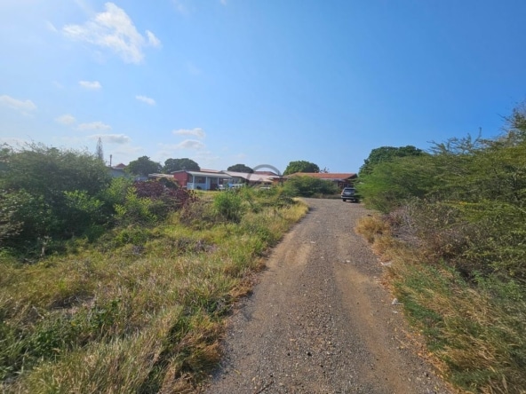 Ontwikkelingsperceel te koop in Popo, Curaçao, met bestaande objecten die gerenoveerd of gesloopt moeten worden. Een uitstekende kans voor investeerders en ontwikkelaars om een nieuw project te realiseren in een opkomende omgeving.