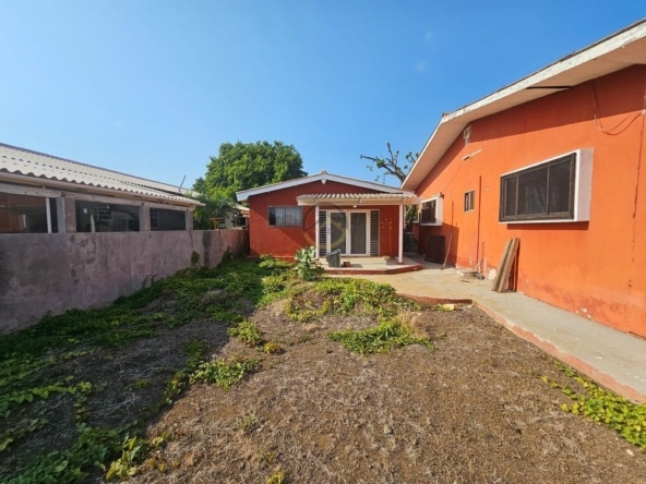 Ontwikkelingsperceel te koop in Popo, Curaçao, met bestaande objecten die gerenoveerd of gesloopt moeten worden. Een uitstekende kans voor investeerders en ontwikkelaars om een nieuw project te realiseren in een opkomende omgeving.