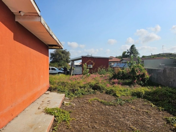 Ontwikkelingsperceel te koop in Popo, Curaçao, met bestaande objecten die gerenoveerd of gesloopt moeten worden. Een uitstekende kans voor investeerders en ontwikkelaars om een nieuw project te realiseren in een opkomende omgeving.