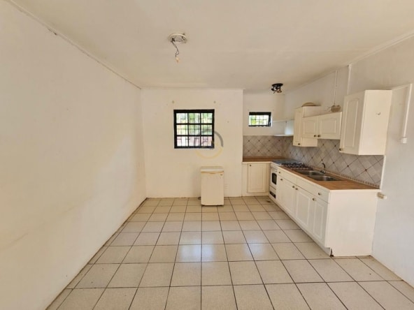 Ontwikkelingsperceel te koop in Popo, Curaçao, met bestaande objecten die gerenoveerd of gesloopt moeten worden. Een uitstekende kans voor investeerders en ontwikkelaars om een nieuw project te realiseren in een opkomende omgeving.