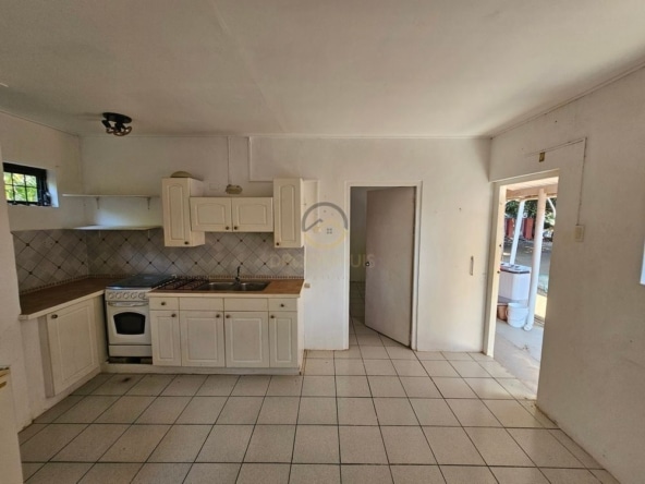 Ontwikkelingsperceel te koop in Popo, Curaçao, met bestaande objecten die gerenoveerd of gesloopt moeten worden. Een uitstekende kans voor investeerders en ontwikkelaars om een nieuw project te realiseren in een opkomende omgeving.