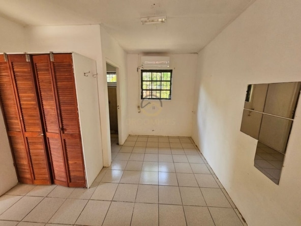 Ontwikkelingsperceel te koop in Popo, Curaçao, met bestaande objecten die gerenoveerd of gesloopt moeten worden. Een uitstekende kans voor investeerders en ontwikkelaars om een nieuw project te realiseren in een opkomende omgeving.