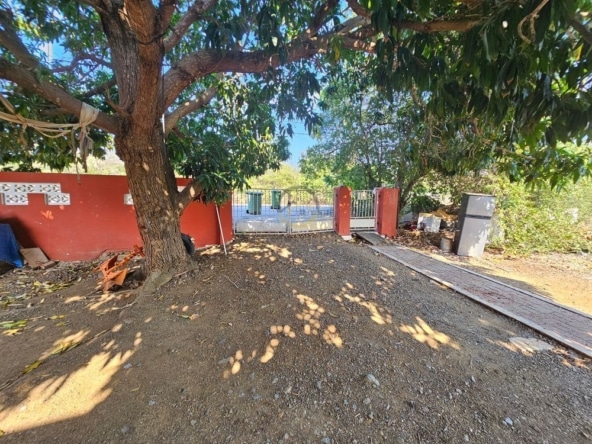 Ontwikkelingsperceel te koop in Popo, Curaçao, met bestaande objecten die gerenoveerd of gesloopt moeten worden. Een uitstekende kans voor investeerders en ontwikkelaars om een nieuw project te realiseren in een opkomende omgeving.