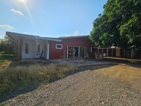Ontwikkelingsperceel te koop in Popo, Curaçao, met bestaande objecten die gerenoveerd of gesloopt moeten worden. Een uitstekende kans voor investeerders en ontwikkelaars om een nieuw project te realiseren in een opkomende omgeving.