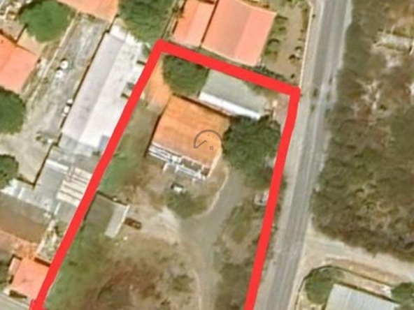 Ontwikkelingsperceel te koop in Popo, Curaçao, met bestaande objecten die gerenoveerd of gesloopt moeten worden. Een uitstekende kans voor investeerders en ontwikkelaars om een nieuw project te realiseren in een opkomende omgeving.