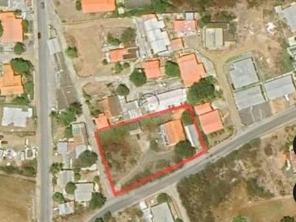 Ontwikkelingsperceel te koop in Popo, Curaçao, met bestaande objecten die gerenoveerd of gesloopt moeten worden. Een uitstekende kans voor investeerders en ontwikkelaars om een nieuw project te realiseren in een opkomende omgeving.