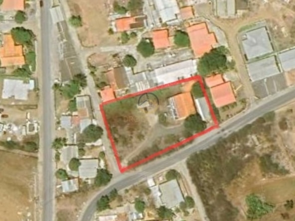 Ontwikkelingsperceel te koop in Popo, Curaçao, met bestaande objecten die gerenoveerd of gesloopt moeten worden. Een uitstekende kans voor investeerders en ontwikkelaars om een nieuw project te realiseren in een opkomende omgeving.