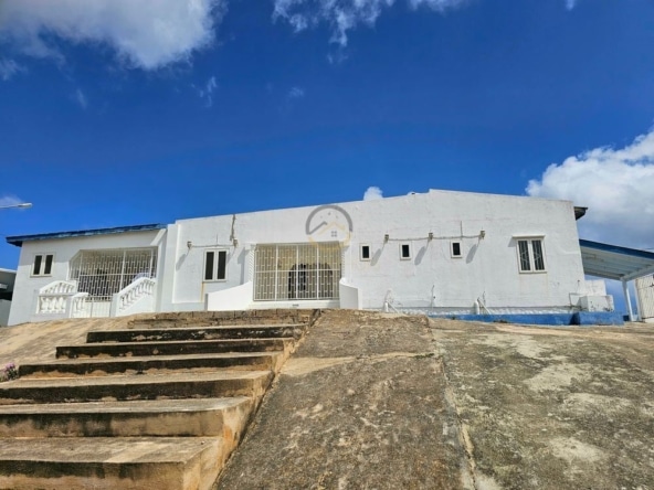 Hooggelegen opknapproject te koop in Mahuma West, Curaçao. Dit pand biedt een prachtig uitzicht en veel potentie voor renovatie en investering.