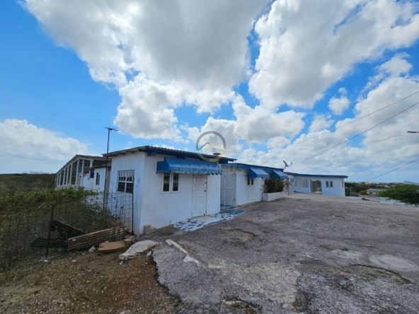 Hooggelegen opknapproject te koop in Mahuma West, Curaçao. Dit pand biedt een prachtig uitzicht en veel potentie voor renovatie en investering.