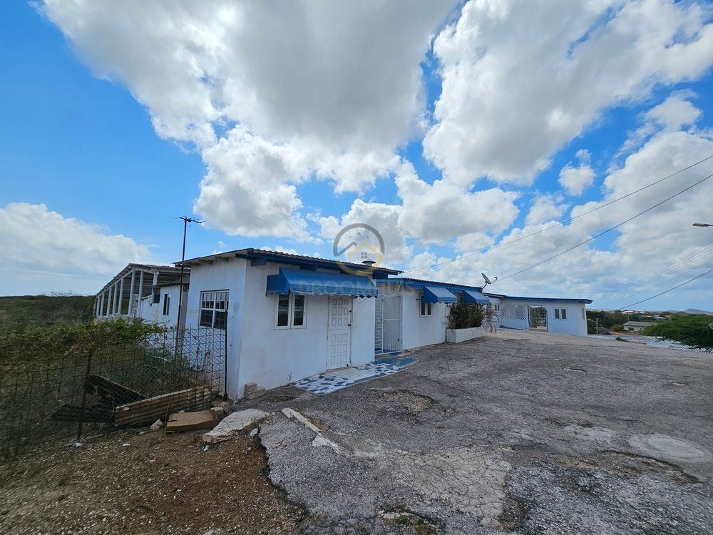 Hooggelegen opknapproject te koop in Mahuma West, Curaçao. Dit pand biedt een prachtig uitzicht en veel potentie voor renovatie en investering." Elevated fixer-upper for sale in Mahuma West, Curaçao. This property offers stunning views and great potential for renovation and investment.