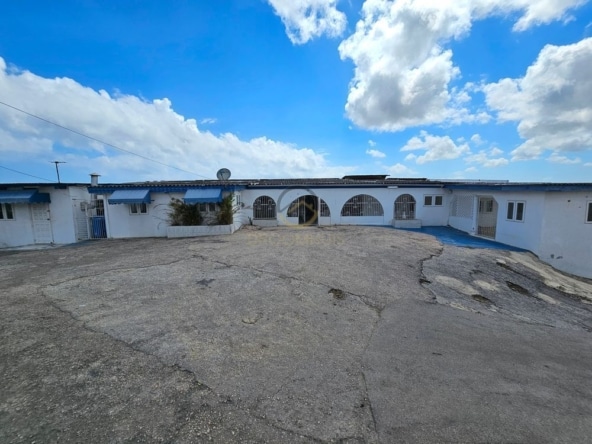 Hooggelegen opknapproject te koop in Mahuma West, Curaçao. Dit pand biedt een prachtig uitzicht en veel potentie voor renovatie en investering.