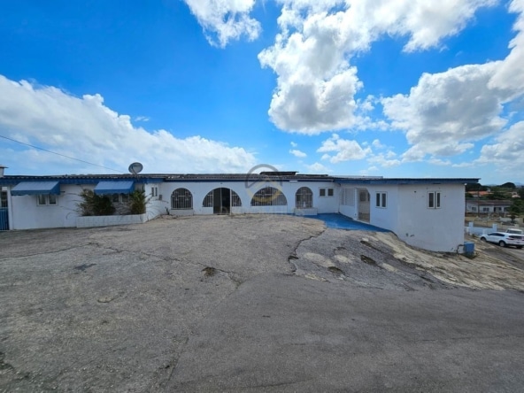 Hooggelegen opknapproject te koop in Mahuma West, Curaçao. Dit pand biedt een prachtig uitzicht en veel potentie voor renovatie en investering.