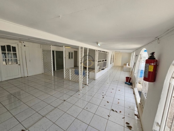 Hooggelegen opknapproject te koop in Mahuma West, Curaçao. Dit pand biedt een prachtig uitzicht en veel potentie voor renovatie en investering.