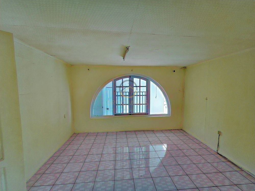 Hooggelegen opknapproject te koop in Mahuma West, Curaçao. Dit pand biedt een prachtig uitzicht en veel potentie voor renovatie en investering." Elevated fixer-upper for sale in Mahuma West, Curaçao. This property offers stunning views and great potential for renovation and investment.