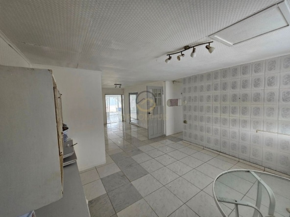 Hooggelegen opknapproject te koop in Mahuma West, Curaçao. Dit pand biedt een prachtig uitzicht en veel potentie voor renovatie en investering.