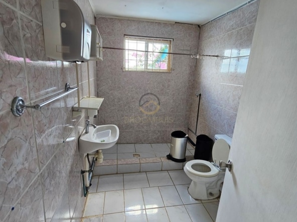 Hooggelegen opknapproject te koop in Mahuma West, Curaçao. Dit pand biedt een prachtig uitzicht en veel potentie voor renovatie en investering.