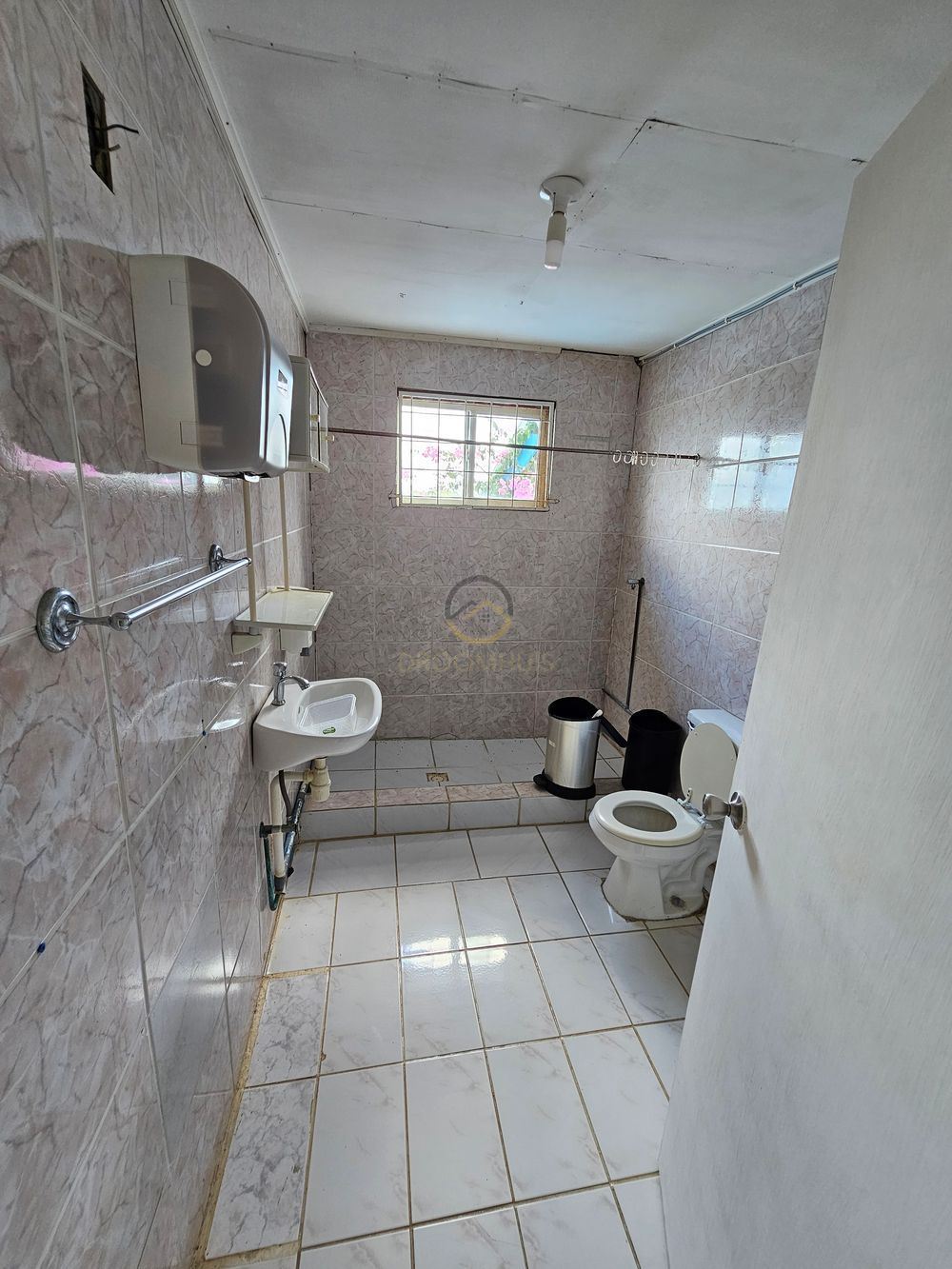 Hooggelegen opknapproject te koop in Mahuma West, Curaçao. Dit pand biedt een prachtig uitzicht en veel potentie voor renovatie en investering." Elevated fixer-upper for sale in Mahuma West, Curaçao. This property offers stunning views and great potential for renovation and investment.