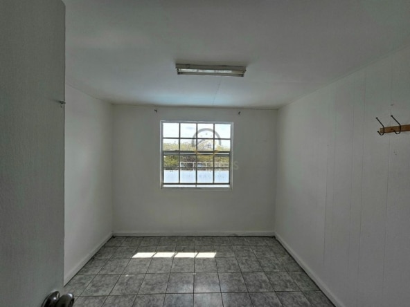 Hooggelegen opknapproject te koop in Mahuma West, Curaçao. Dit pand biedt een prachtig uitzicht en veel potentie voor renovatie en investering.
