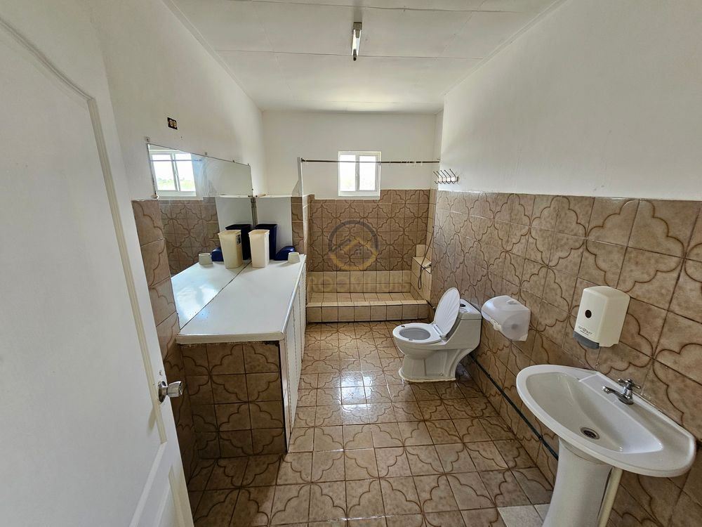 Hooggelegen opknapproject te koop in Mahuma West, Curaçao. Dit pand biedt een prachtig uitzicht en veel potentie voor renovatie en investering." Elevated fixer-upper for sale in Mahuma West, Curaçao. This property offers stunning views and great potential for renovation and investment.