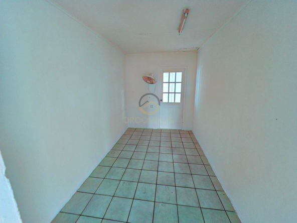 Hooggelegen opknapproject te koop in Mahuma West, Curaçao. Dit pand biedt een prachtig uitzicht en veel potentie voor renovatie en investering.