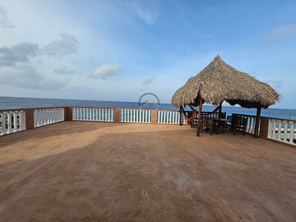 Palapa in tuin huurhuis met zeezicht op Curaçao