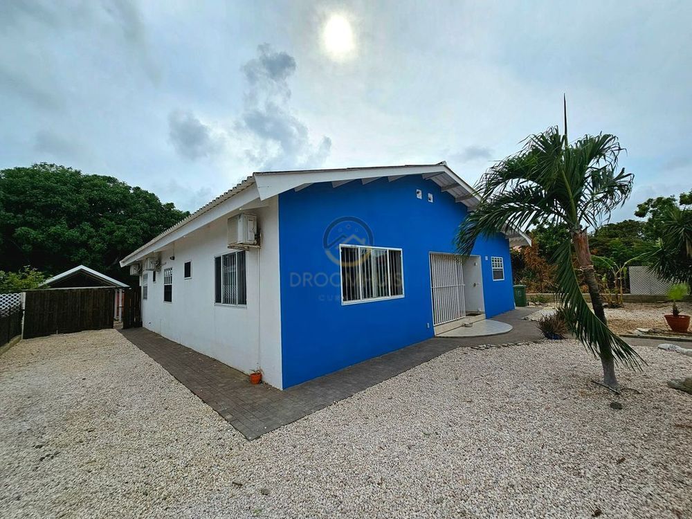 Gezinswoning te koop in Hoenderberg, Curaçao – perfect voor gezinnen, met ruime kamers en een gezellige tuin." Family home for sale in Hoenderberg, Curaçao – ideal for families, featuring spacious rooms and a charming garden.