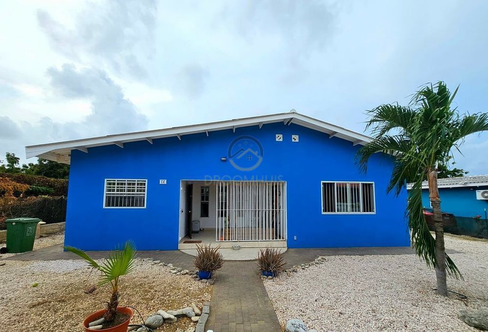 Gezinswoning te koop in Hoenderberg, Curaçao – perfect voor gezinnen, met ruime kamers en een gezellige tuin." Family home for sale in Hoenderberg, Curaçao – ideal for families, featuring spacious rooms and a charming garden.