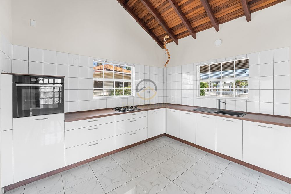 Twee verdiepingen woning te koop in Koraal Partier, Curaçao met 3 slaapkamers, 3 badkamers en een vrijstaand appartement in een ruime tuin" Two-story home for sale in Koraal Partier, Curaçao with 3 bedrooms, 3 bathrooms, and a detached apartment in a spacious garden