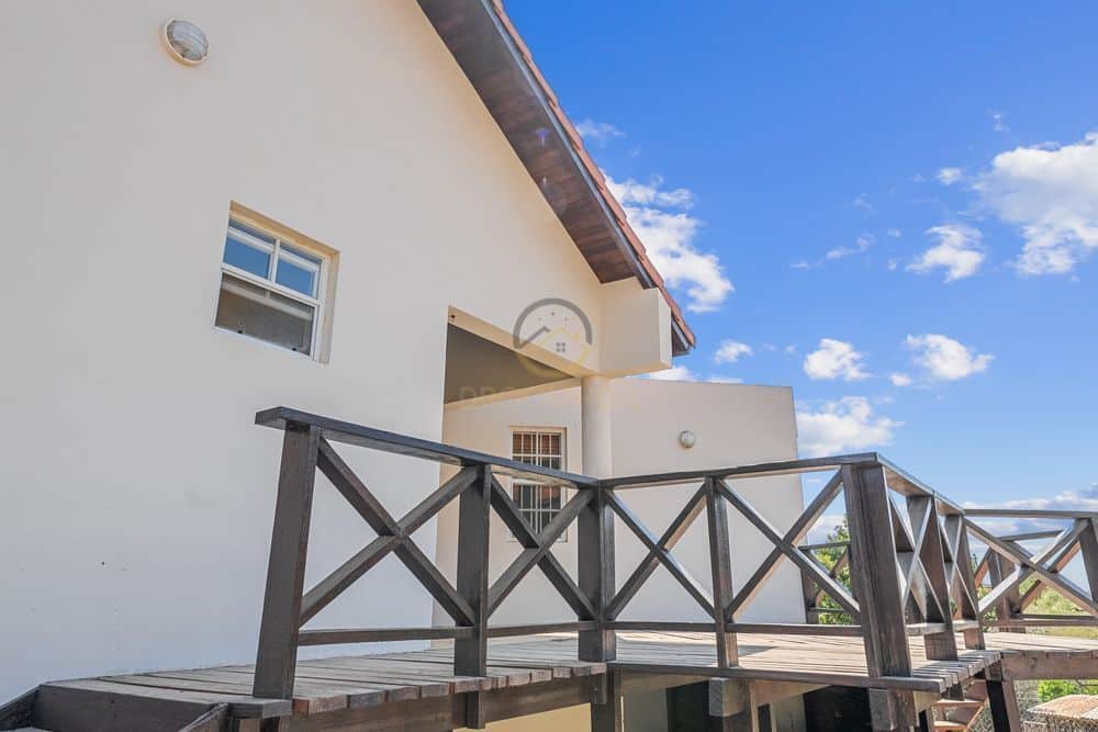 Twee verdiepingen woning te koop in Koraal Partier, Curaçao met 3 slaapkamers, 3 badkamers en een vrijstaand appartement in een ruime tuin" Two-story home for sale in Koraal Partier, Curaçao with 3 bedrooms, 3 bathrooms, and a detached apartment in a spacious garden