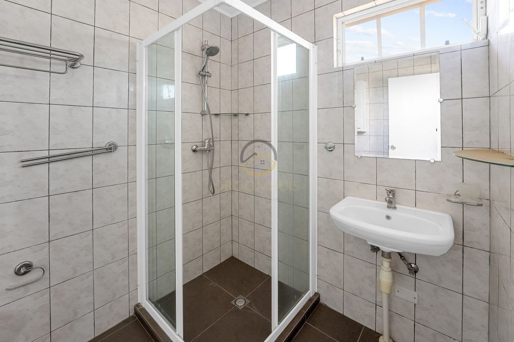 Twee verdiepingen woning te koop in Koraal Partier, Curaçao met 3 slaapkamers, 3 badkamers en een vrijstaand appartement in een ruime tuin" Two-story home for sale in Koraal Partier, Curaçao with 3 bedrooms, 3 bathrooms, and a detached apartment in a spacious garden